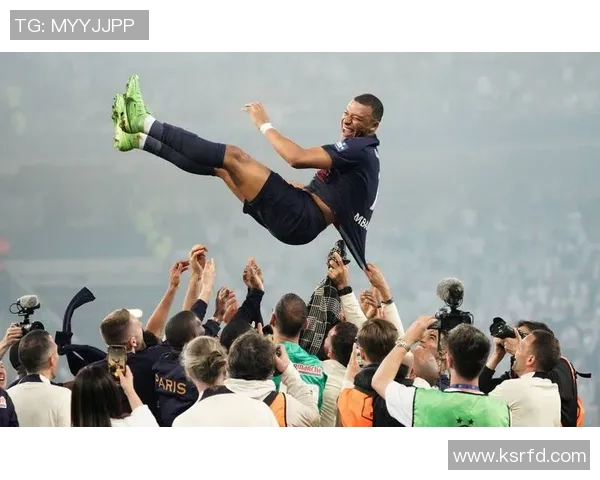 足球明星跪地庆祝动作背后的故事与情感解析